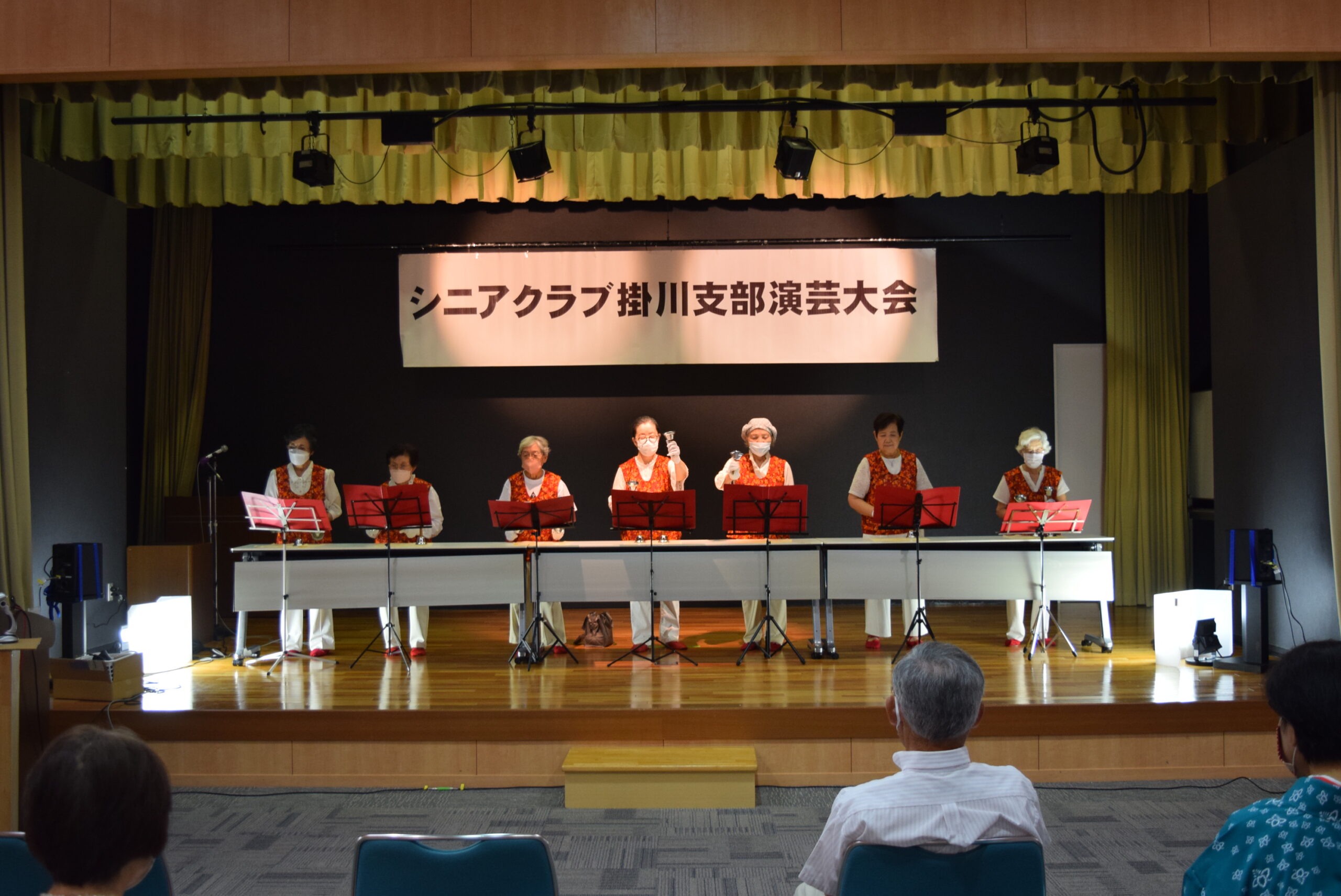 掛川市の老人クラブ会員によるハンドベル演奏